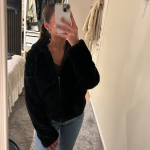 Pälsjacka  - Svart pälsjacka från Only i storlek s. Jättemysig och varm🩷