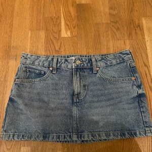 Jeanskjol - Säljer min fina mango jeanskjol då den tyvärr är för stor för mig🙌🏻