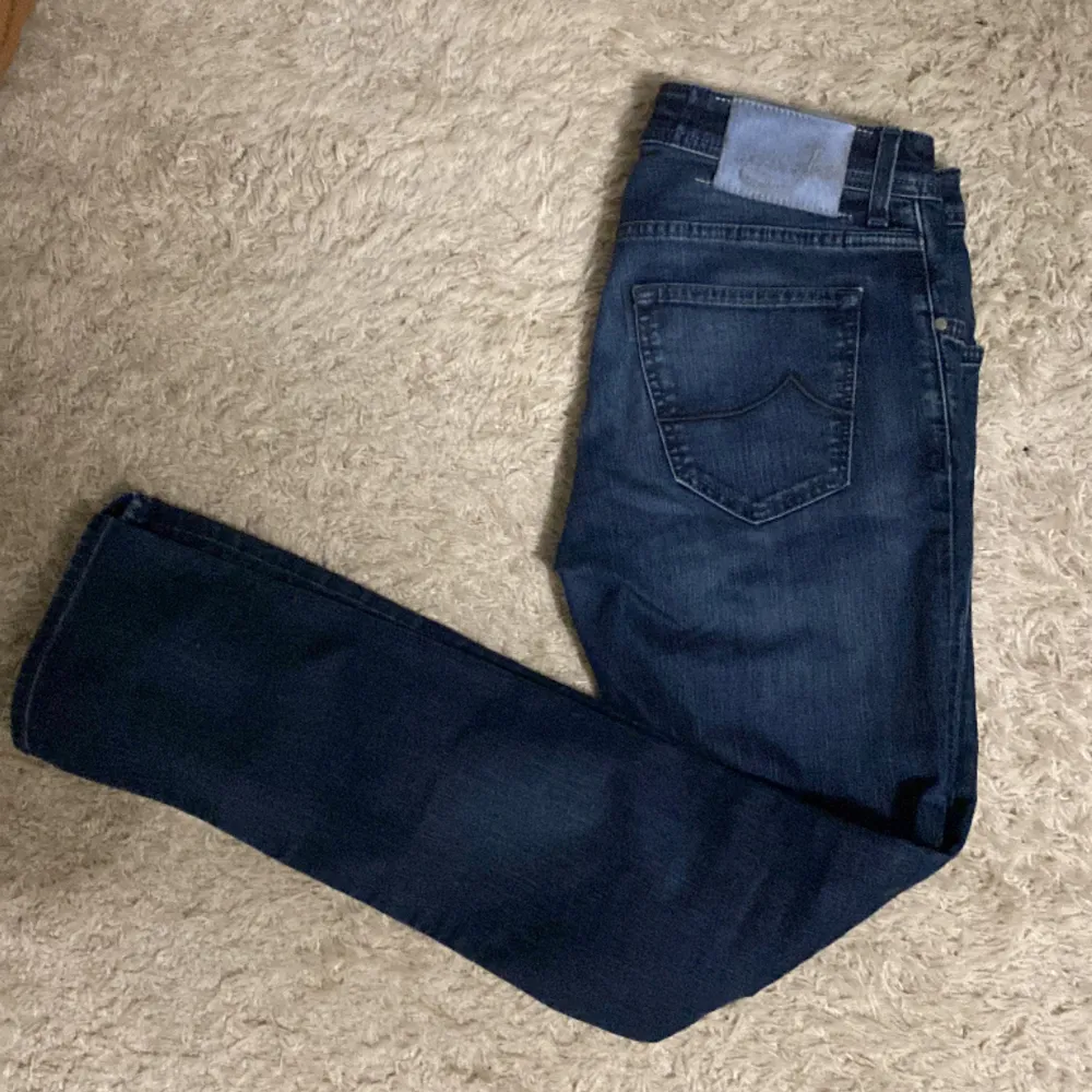 Riktigt snygga Jacob Cohen slimfit jeans. I väldigt bra skick förutom ett pyttelitet hål (märks inte). Modellen är den populära 622C som ligger uppe på careofcarl för 5399 kronor. Jag säljer dock för endast 1999. Jeans & Byxor.