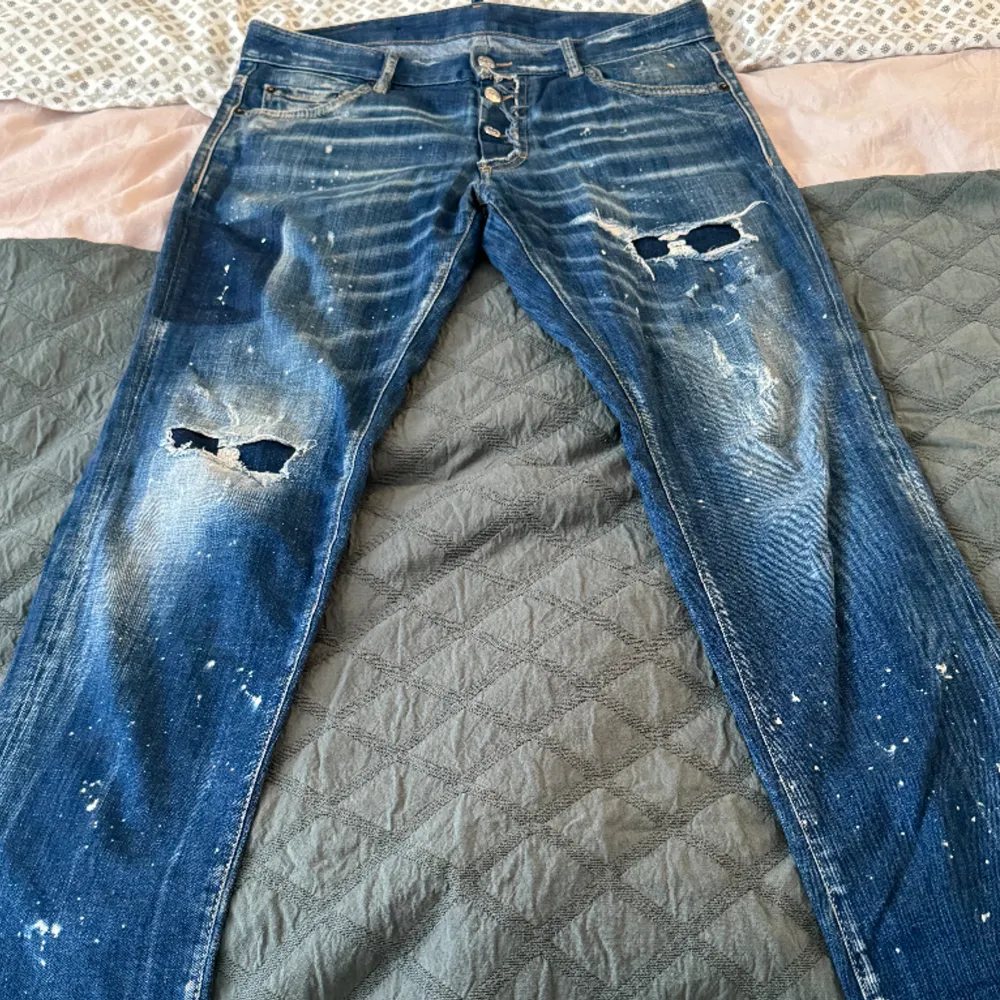Säljare dessa Dsquared2 jeans för jag inte använder dessa längre köpte dem i NK. Dom är i bra skick, size 46, slim jean. Skriv privat för mer bilder. Ny pris på dessa är 6500. Jeans & Byxor.