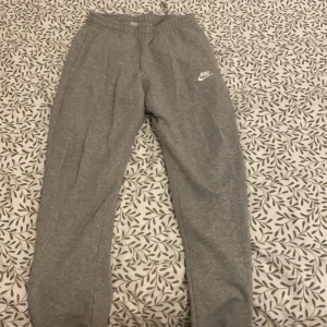 Nike byxor - Gråa sköna Nike byxor. Perfekt under kylan. Byxorna är i bra skick och har inga skador :)