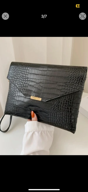 Svart clutch väska - En clutch väska jag endast har använt på balen, säljer eftersom att jag har köpt en ny! 🥰