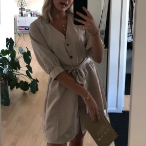 Beige klänning - Somrig klänning från NA-KD, använd en gång 🌟