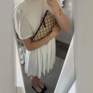 Vit klänning - Så fin vit klänning som passar perfekt nu till studenten eller andra tillfällen💗 aldrig använd, köpt på Bikbok för flera år sedan!