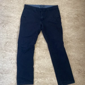 Dressmann Chinos Slim Fit - Svarta Chinos chinos passar mig inte längre väldigt fina stl 32/30 Slim Fit för mer info hör av er OBS! KÖPAREN BETALAR FÖR FRAKT