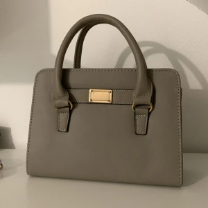 Handväska  - Säljer en superfin handväska ifrån ut och Penn som är köpt för några år sedan. Den hade längre band men dem är avklippta men det är inget som syns (se bild 3)❤️ Säljer pga att jag inte använder den längre! Skriv för fler bilder❤️