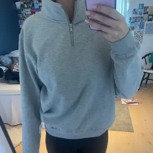 Half zip från brandy melville. Knappt använd så i jättebra skick😇