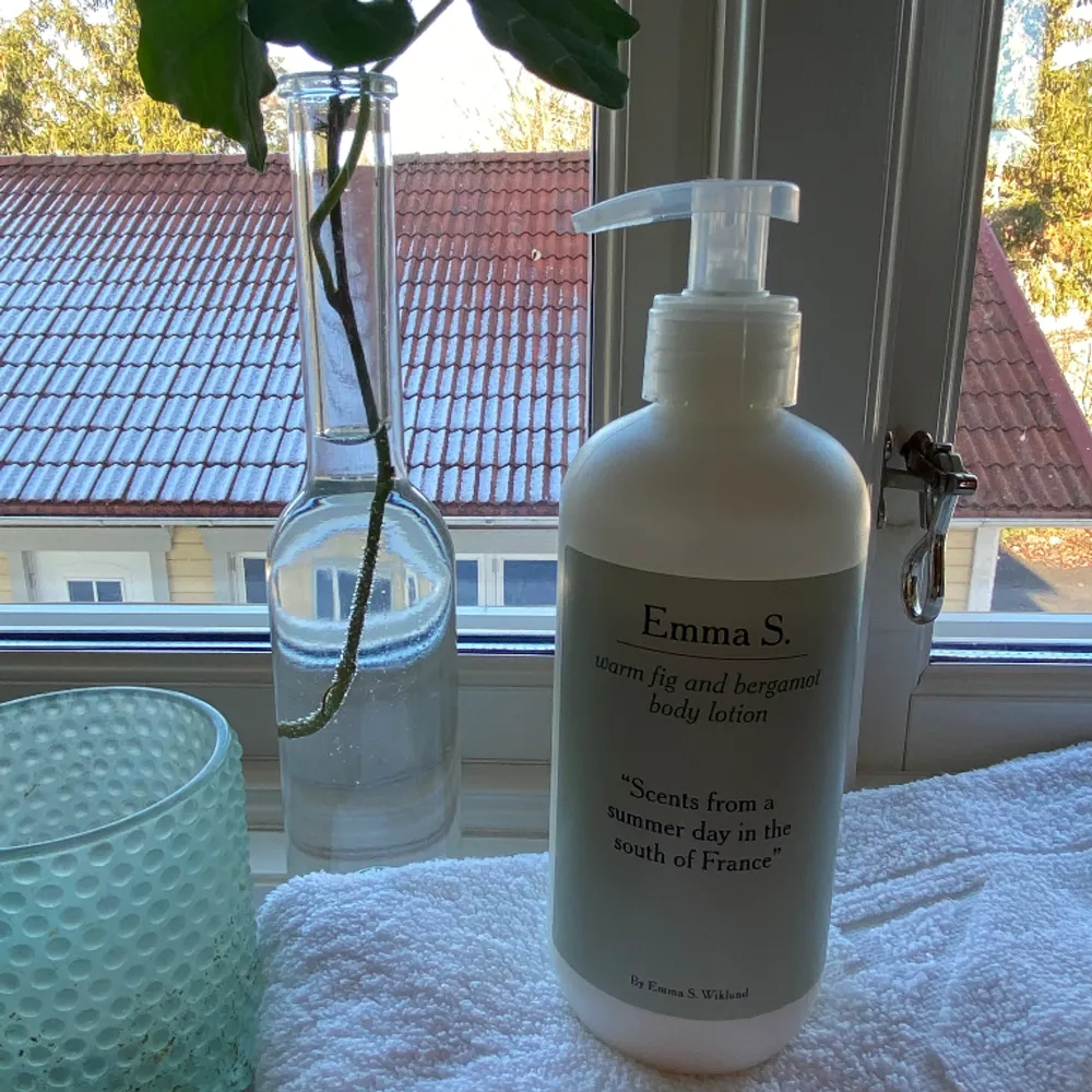 En helt oöppnad, därmed oanvänd body lotion av Emma S. ”Dofter från en sommardag i södra Frankrike”. Perfekt till dig själv eller som present till någon annan. Säljer pga. använder ej krämer. Nypris i butik/ olika apotek är runt 199 kr (se bild 3).. Övrigt.