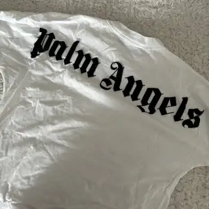 Tshirt. Från Palm angels. Storlek M. Använd endast en gång. Passar både dam och herr. Vet ej om den är äkta. Men den har QR-kod och original tags på