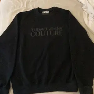En Versace tröja som är ny, har använt den 2-3 gången men gillade inte den. Storlek XL.