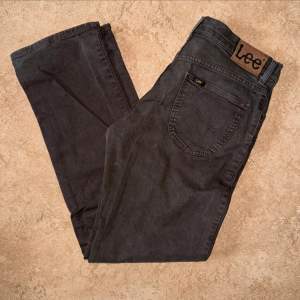 Lee jeans i modellen Brooklyn, använda men i gott skick. Storlek: 34 W, 32 L, Midja: 42.5 cm Ytterben: 109.5 cm Benöppning: 21 cm