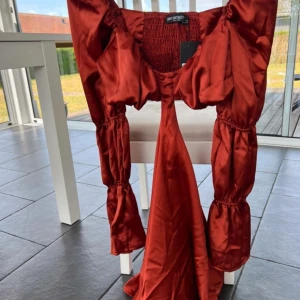 Klänning - Helt ny kopparröd/brun klänning från Asos med lappar kvar. 