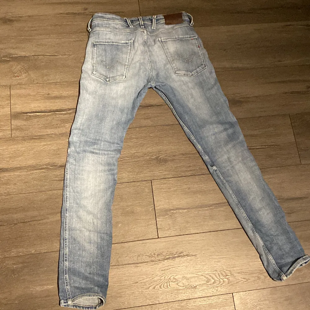 Säljer nu dessa riktigt snygga Replay jeansen som endast är använda ett fåtal gånger. Köpta för ca 1500. Skriv vid minsta lilla fundering. Jeans & Byxor.