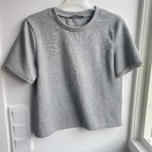 Så fin stickad t shirt från zara, glitter/diamant detaljer på sidan. Finns en längre att köpa på zara. 🥰storlek m men sitter mer som en s 