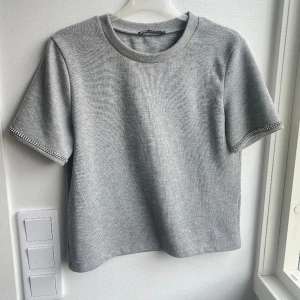 Stickad t shirt - Så fin stickad t shirt från zara, glitter/diamant detaljer på sidan. Finns en längre att köpa på zara. 🥰storlek m men sitter mer som en s 