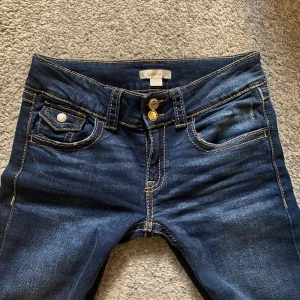 Lågmidjade jeans  - Säljer dessa snygga lågmidjade jeans fin Gina i stolek 164 men passar de som har 32/34, jag är 165 cm🫶🏻tryck på köp nu 