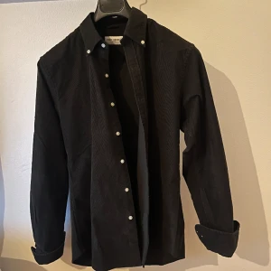 Overshirt John Henric - Oanvänd overshirt/skjorta från John Henric, priset är EJ hugget i sten. 