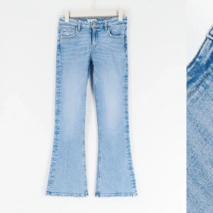 Jeans Gina tricot  - Använda fåtal gånger så bra skick! Från Gina tricot Young i storlek 164 men sitter som en 34/36. Sprättat upp nertill för att få dem lite längre 