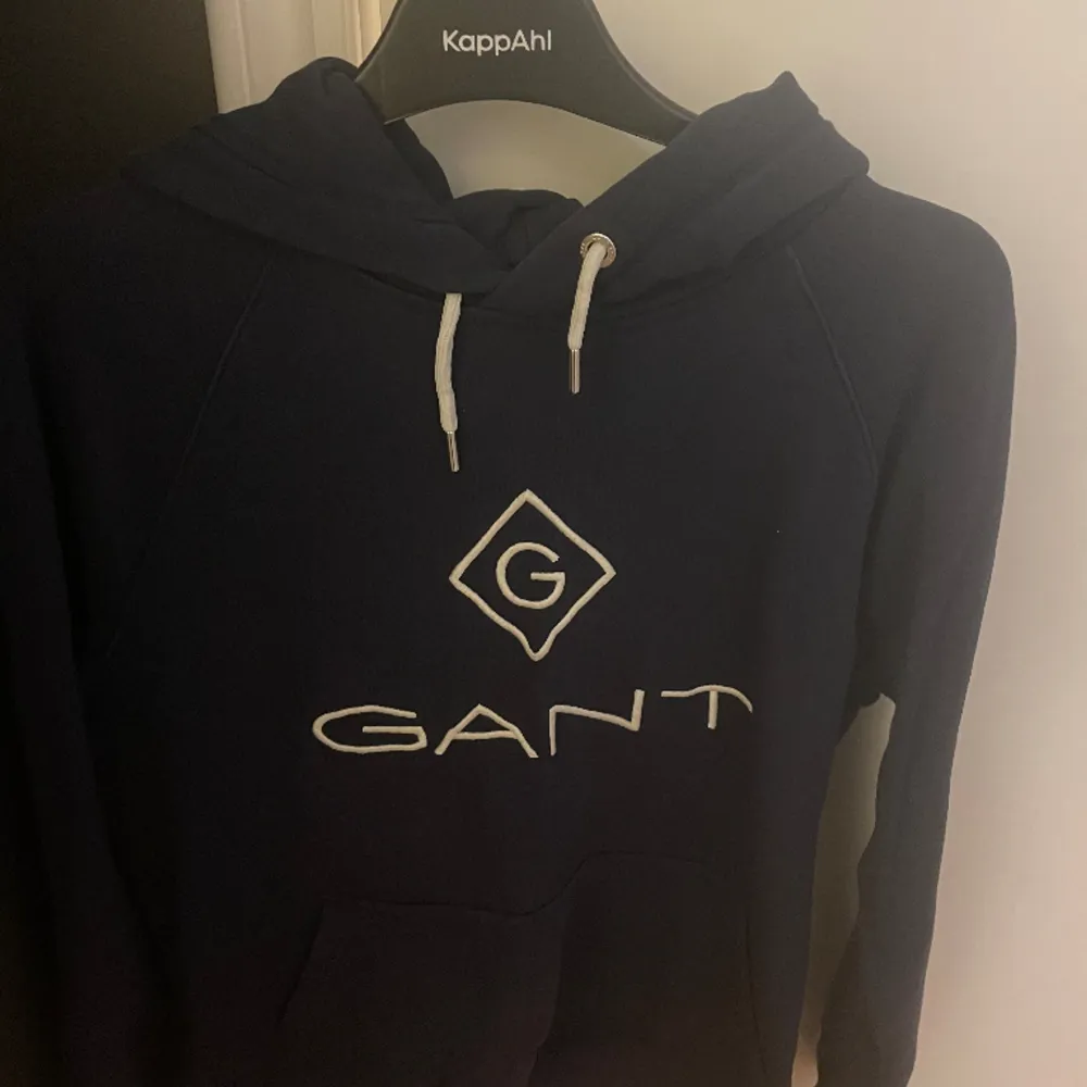 Gant hoodie i storlek M  Säljes för används inte längre   . Hoodies.