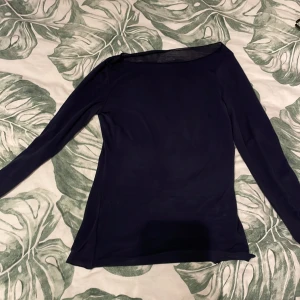 En intimissimi tröja💋 - Det är gangska använd men kommer inte längre till användning . Har ett håll vid armen, så pris går att diskutera💕