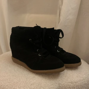 Pavement skor/klackar - Säjer dessa skitsnygga Pavement klackarna som påminner om marant. Säljer pågrund av dubbletter! (Helt oanvända) nypris 1 599