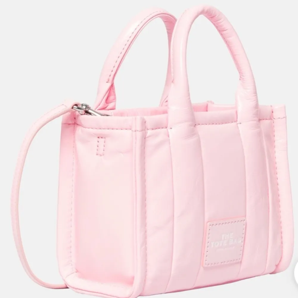 Super söt rosa läder tote bag, den nya kollektionen. Oanvänd och fortfarande i kartong, Nypris 5000kr. Väskor.
