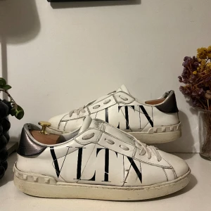 Valentino open 44 - Valentino open strl 44, skorna är rätt slitna men även prissatta därefter, tar emot byten