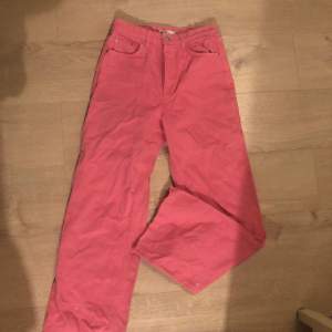 Ett par rosa jeans från Gina Tricot. High waist skulle jag tro! Pris kan alltid diskuteras då jag bara vill bli av med dem. Två defekter längst ner på byxorna men tror det går bort med att bara tvätta vilket jag såklart gör innan dom skickas.