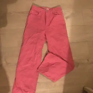 Ett par rosa jeans från Gina Tricot. High waist skulle jag tro! Pris kan alltid diskuteras då jag bara vill bli av med dem. Två defekter längst ner på byxorna men tror det går bort med att bara tvätta vilket jag såklart gör innan dom skickas.