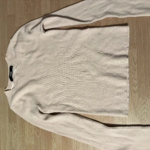 Stickad ljusrosa tröja - Stickat ljusrosa tröja från Bikbok, använd flertalet gånger men är i bra skick.