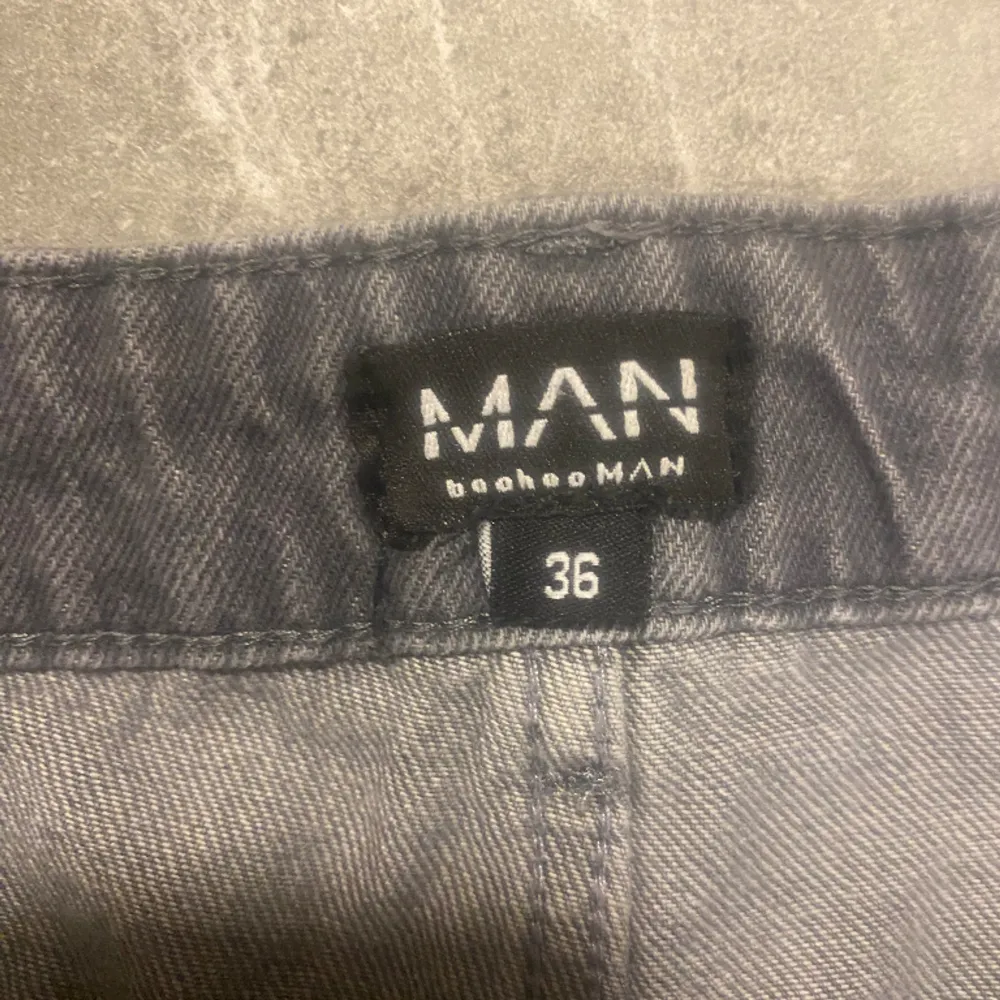 Tjena! Säljer nu mina jeans då jag inte använder dom. Dom är i storlek M men passar även L och M riktigt feta jeans som passar till typ allt.  Priset är inte hugget i sten.. Jeans & Byxor.