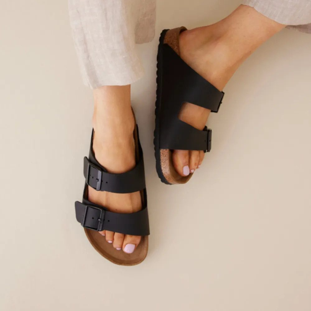 Säljer mina birkenstocks då jag inte får användning för de. Svarta Birkenstock Arizona regular fit i storlek 38. Fint skick. Inköpta för 995kr.. Skor.