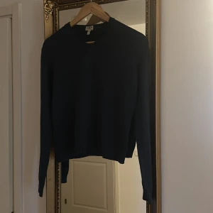 Blå v-ringad Armanitröja - Välskött blå V ringad Armanitröja i storlek S/M i fint skick!