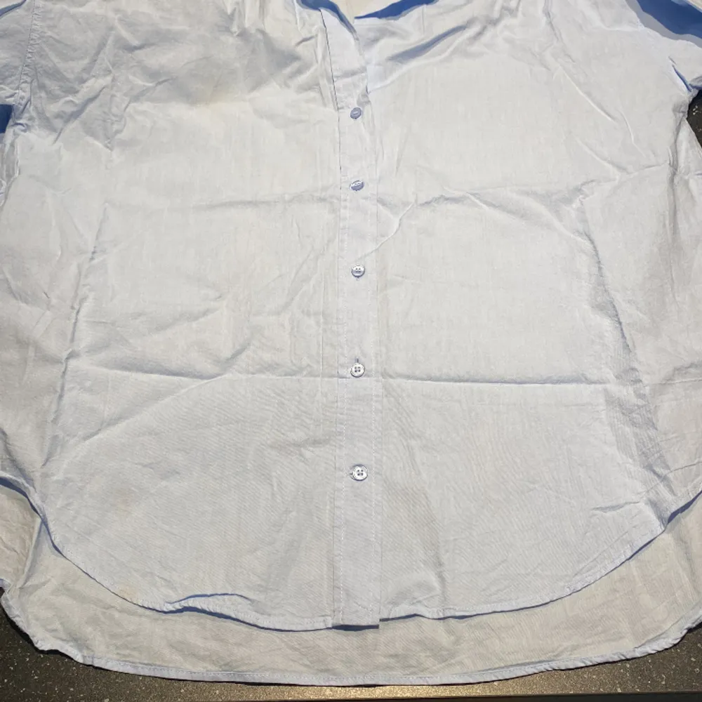 En ljusblå skjorta från zara. Aldrig använd. (Säljer då den inte kommer till användning).. Skjortor.