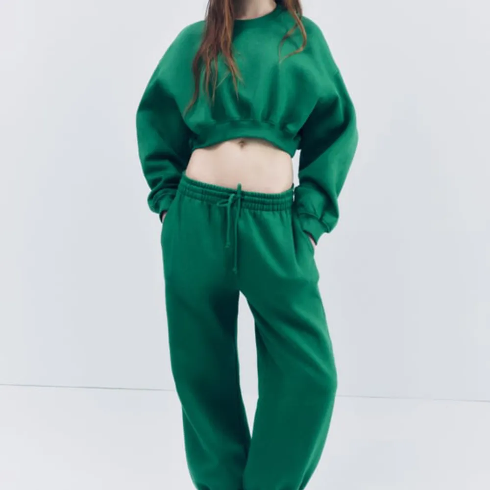 Säljer mitt mjukisset från Zara i storlek M på byxor och tröja. Det är i en den gröna färgen på sista bilden. Använt Max 5 gånger. 200kr för hela setet🫶🏼. Tröjor & Koftor.