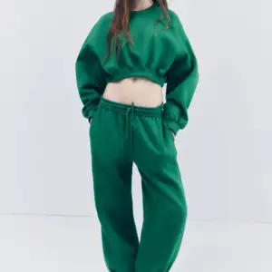 Säljer mitt mjukisset från Zara i storlek M på byxor och tröja. Det är i en den gröna färgen på sista bilden. Använt Max 5 gånger. 200kr för hela setet🫶🏼