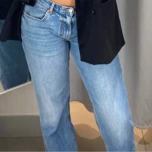 Säljer dessa low straight jeans från Gina i storlek 38.