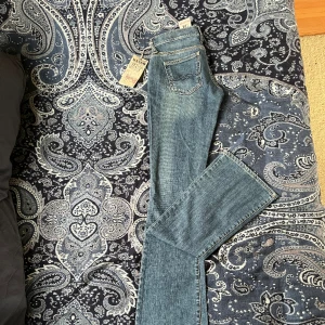 Vintage lågmidjade bootcutjeans - Världens finaste lågmidjade, vintage bootcutjeans som är helt oanvända💕 Från Mango i storlek 34, skulle tro att även längden är 34🫶 Använd gärna köp-nu🥰