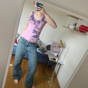 Rosa Y2k diesel linne - As snyggt Y2k diesel linne med mönster på framsidan. Storlek M. Har ett litet hål på baksidan-se sista bilden