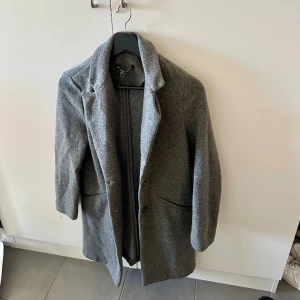 Zara grå kappa  - Går kappa från Zara trf outerwear 