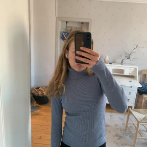 Fin blå stickad polotröja  - Säljer denna fina blå polotröja från Cubus. I storlek S passar även XS. Använd endast några få gånger. 