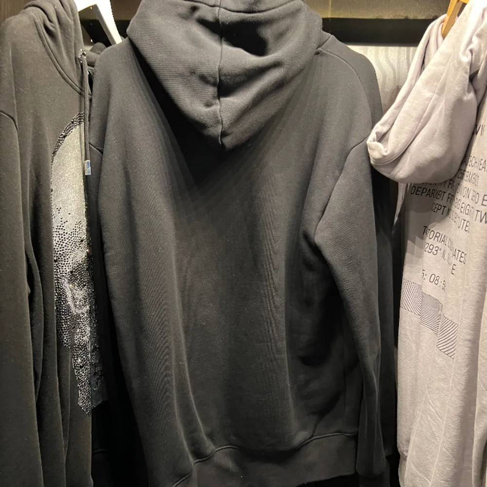Gucci hoodie som är tvättad en gång. Ägt den i 4 år och väldigt sparsamt använd. Säljes eller bytes mot något likvärdigt. Ny kostade den $899. Hoodies.