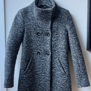 Kappa Only - Jättefin kappa i ull från ONLY i perfekt skick, mkt sparsamt använd! Storlek S men mer som XS