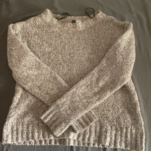 Stickad tröja hm - Bra skick, användt några få gånger. Storlek xs från hm, beige💗