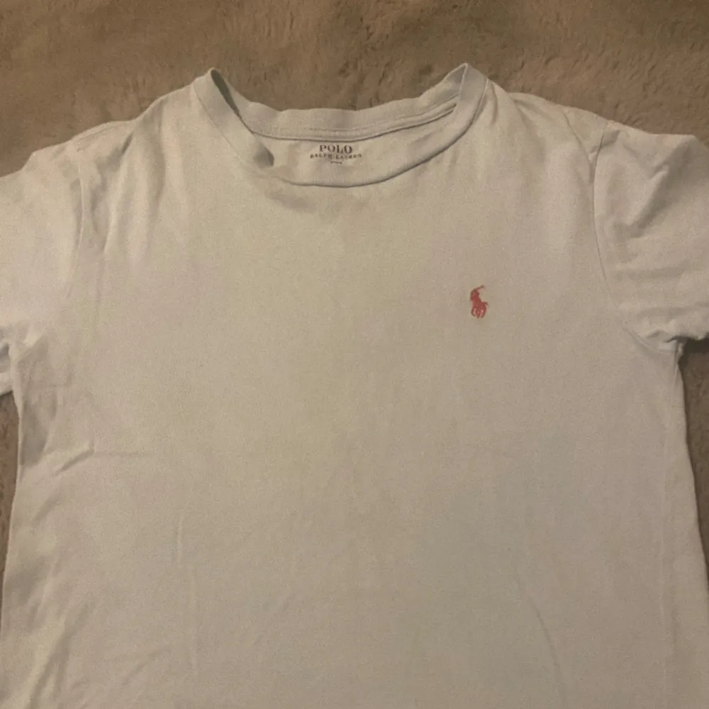 En väldigt lätt ljusblå ralph lauren T-shirt | Skick 9/10 använd bara några gånger | inga slitage, säljer den för att den är för liten | den är i storlek S💯🔥nypris 889kr | mitt pris 229kr. T-shirts.