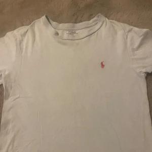 Ralph Lauren | T-shirt - En väldigt lätt ljusblå ralph lauren T-shirt | Skick 9/10 använd bara några gånger | inga slitage, säljer den för att den är för liten | den är i storlek S💯🔥nypris 889kr | mitt pris 229kr