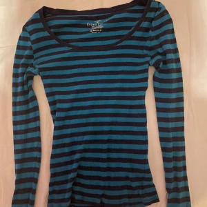 Blå och svart randig lång armat tröja - Den sitter tajt och är en S men funkar för M också. U ringad vid brösten. 