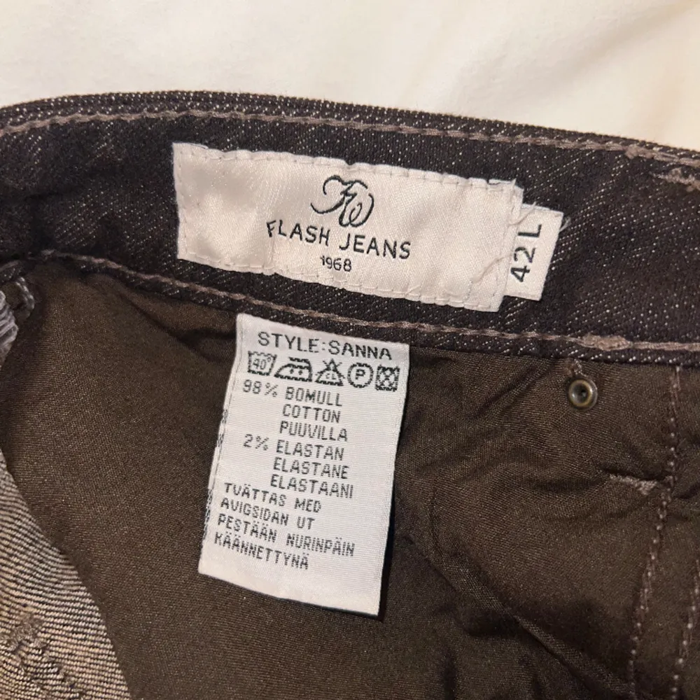 Raka bruna jeans. Använda 2 gånger dvs nyskick.  Kommer ej till användning då de är lite stora. Jeans & Byxor.