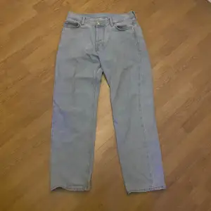 Ett par baggy Sweetsktbs jeans som är köpta för 699kr från junkyard. Säljer billigt för att bli av med dom, eftersom att det inte riktigt är min still. Skick 9/10