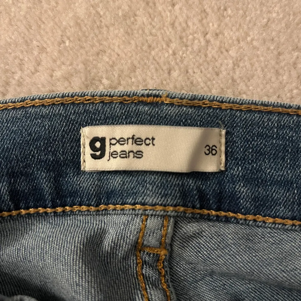 Jätte snygga lågmidjade jeans från Gina tricot. Aldrig använda med lapp. Köpte i två olika storlekar och han inte skicka tillbaka.. Jeans & Byxor.